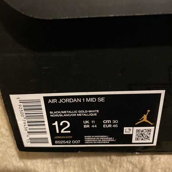 Air Jordan 1 mids brand new in box black/gold/white - Picture 4 of 5